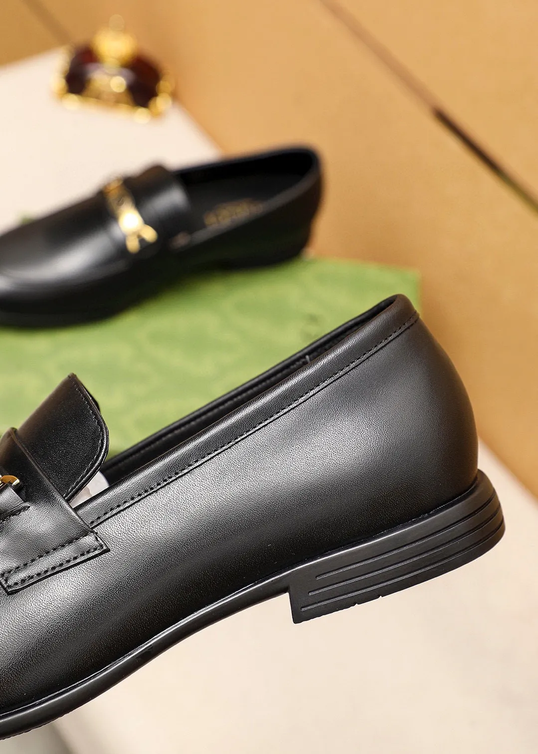Men's shoes 💰460 💐 Product trademark: GUCCI "Gucci" casual leather shoes Regular size: 39-45 (38.45🉑️customized) Product materials: Selected imported first-layer calfskin upper + luxury hardware buckle, imported cowhide leather lining. Strong three-dimensional visual effect, rubber outsole Color: 1⃣️color optional